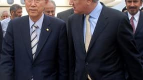 Le secrétaire général des Nations unies Ban Ki-moon (à gauche), aux côtés du ministre des Affaires étrangères pakistanais Shah Mehmood Qureshi, à son arrivée à Islamabad. Ban Ki-moon a exhorté la communauté internationale à accélérer l'acheminement de l'a