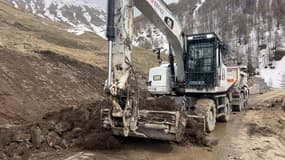 Des travaux sont en cours au col d'Allos (Alpes-de-Haute-Provence) en ce mois d'avril 2024