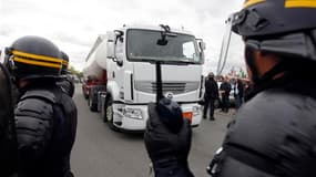Policiers montant la garde alors qu'un camion-citerne quitte le dépôt de Bassens, près de Bordeaux. La France a vécu mardi une nouvelle journée de mobilisation massive contre la réforme des retraites marquée par des actions violentes de groupes de jeunes
