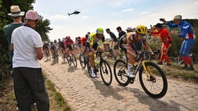Primoz Roglic en tête sur le Tour de France entre Lille et Arenberg le 6 juillet 2022