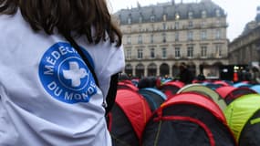 Une membre de Médecins du Monde, lors d'une action devant le Conseil d'Etat en décembre 2022 pour demander la mise à l'abri des mineurs non accompagnés. PHOTO D'ILLUSTRATION