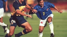 L'attaquant du club équatorien du Barcelona Sporting Club, Anthony de Avila, aux prises avec le défenseur de Boca Juniors Anibal Mattellan, lors d'un match amical, le 17 mars 1998 à Bogota