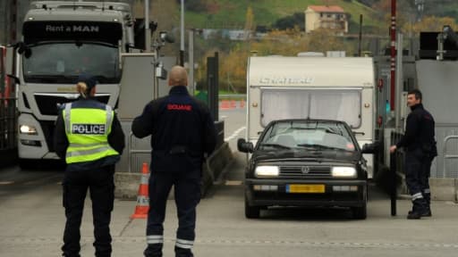 Contrôle douanier et policier le 4 décembre 2015 sur l'A63 à Biriatou à la frontière entre la France et l'Espagne Contrôle douanier et policier le 4 décembre 2015 sur l'A63 à Biriatou à la frontière entre la France et l'Espagne