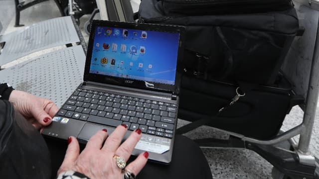 L'usage d'ordinateurs, de tablettes et autres appareils électroniques pourraient bientôt être interdits à bord des avions. (image d'illustration)