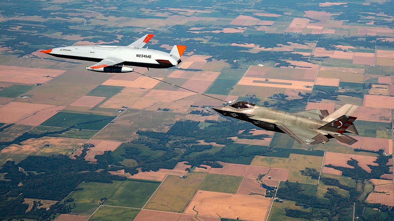 Test de ravitaillement d'un F/A-18 par une drone MQ-25 Stingray 