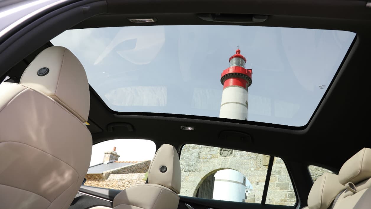 Skoda a fait très attention au confort des passagers à l'arrière, avec des prises USB, beaucoup de lumière avec le toit panoramique, et trois vraies places. Skoda a fait très attention au confort des passagers à l'arrière, avec des prises USB, beaucoup de lumière avec le toit panoramique, et trois vraies places.