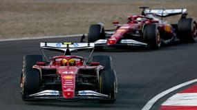 Lewis Hamilton devant Charles Leclerc au GP de Chine, à Shanghaï le 23 mars 2025