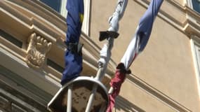Les drapeaux corse, français et européen en berne sur un bâtiment de la Collectivité de Corse en l'honneur d'Yvan Colonna, mars 2022 