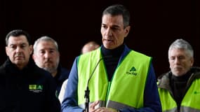 Le Premier ministre espagnol Pedro Sanchez s'exprime lors d'une conférence de presse à la suite d'un accident ferroviaire mortel à Adamuz, dans le sud de l'Espagne, le 19 janvier 2026.
