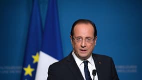 François Hollande enraye pour la première fois en novembre sa chute dans les sondages, avec une action approuvée à 42% contre 41% en octobre, selon le tableau de bord Ifop-Paris Match. /Photo prise le 29 octobre 2012/REUTERS/Bertrand Langlois/Pool