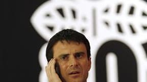 La semaine de travail en France doit passer de 35 heures à 37 ou 38 avec des augmentations de salaire, préconise Manuel Valls. "Je propose d'augmenter de deux ou de trois heures, à négocier évidemment avec les partenaires sociaux, la durée légale du trava
