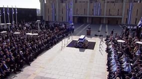 La cérémonie officielle devant la Knesset, le Parlement israélien, à Jérusalem, ce lundi matin.