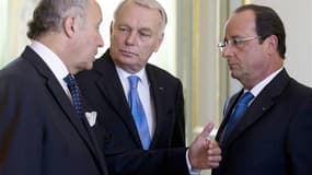 Laurent Fabius, Jean-Marc Ayrault et François Hollande, avant le conseil de défense à l'Elysée.