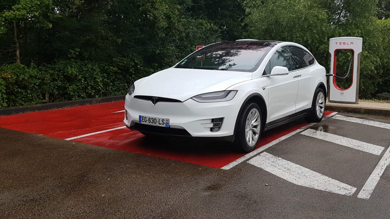 Le Model X branché sur un des superchargeurs de la station d'Auxerre Le Model X branché sur un des superchargeurs de la station d'Auxerre