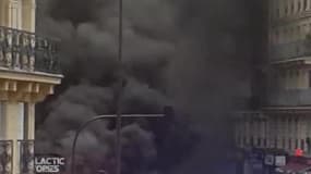 Un bus de la RATP ravagé par le feu à Paris - Témoins BFMTV