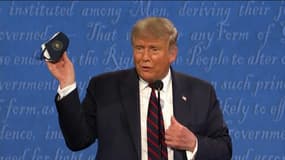 Donald Trump montre un masque, le soir du débat avec Joe Biden.