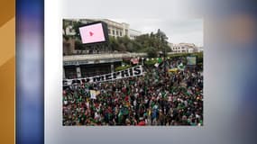 Algérien manifestant place Audin à Alger