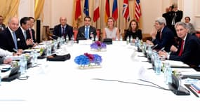 Laurent Fabius, John Kerry, Sergeï Lavrov et Federica Mogherini, avec les autres diplomates en charge des négociations à Vienne. 