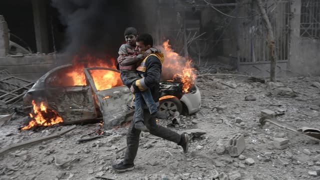Un secouriste syrien évacue un enfant dans le quartier de la Ghouta, près de Damas, en janvier 2018.