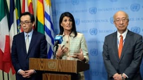 L'ambassadrice américaine aux Nations unies Nikki Haley (C) entre son homologue du Japon Koro Bessho (G) et sud-coréen Tae-yul Cho, à l'ONU à New York, le 16 mai 2017