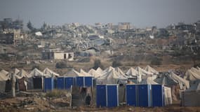 Des Palestiniens dont les maisons ont été détruites lors d'attaques israéliennes luttent pour survivre dans des abris de fortune construits sur les décombres du quartier d'El Mugraka, dans le centre de Gaza, le 9 novembre 2025. 
