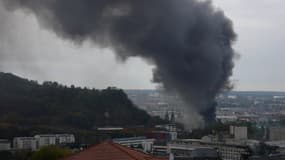 Un important feu s'est déclaré à Rouen ce lundi matin.
