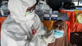 Tests pour détecter le coronavirus à Surabaya en Indonésie le 10 juin 2021 (photo d'illustration)