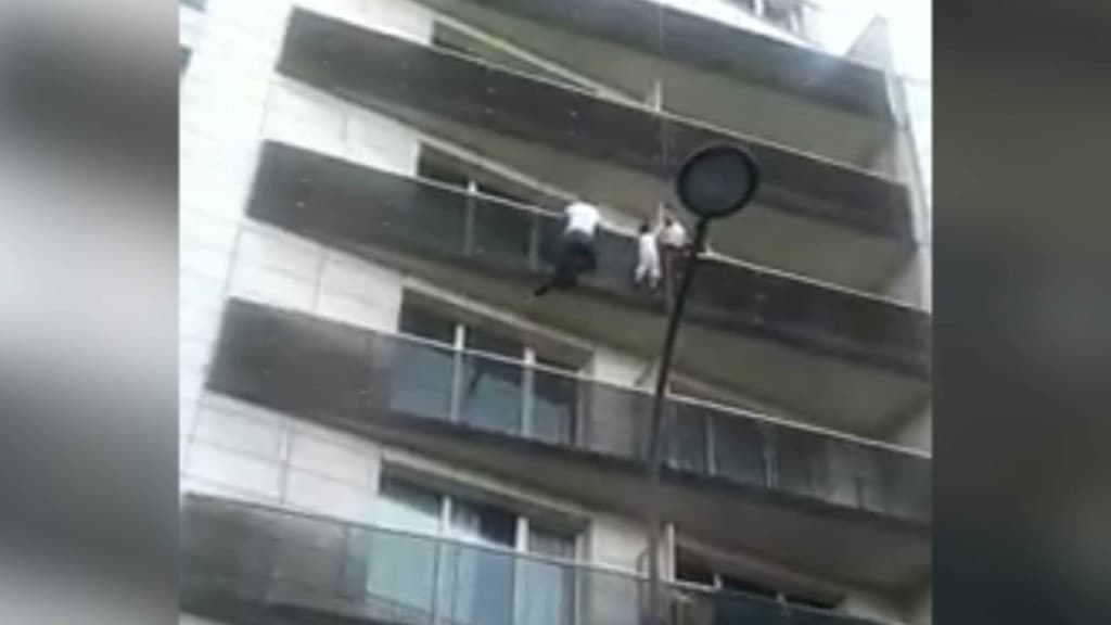 Enfant Sauve Le Petit Garcon A T Il Chute D Un Etage Avant De S Accrocher Au Balcon