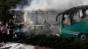 Les pompiers éteignent un bus en feu après une explosion à Jérusalem, lundi 18 avril 2016. La police a indiqué qu'il y avait eu "une attaque" sans fournir de plus amples détails. 