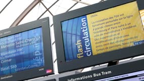 Panneau d'information de la SNCF annonçant des perturbations du trafic dues à des "actes de malveillance" sur le réseau ferré, en gare de Strasbourg, le 26 juillet 2024