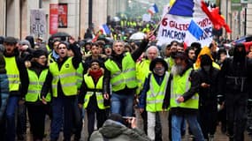 Les gilets jaunes dans les rues de Bordeaux le 15 décembre 2018. - GEORGES GOBET / AFP
