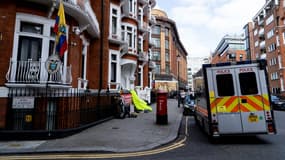 Un camion de la police britannique devant l'ambassade d'Équateur à Londres peu après l'arrestation de Julian Assange