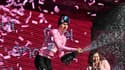 Tadej Pogacar sort le champagne après sa victoire sur la 8e étape du Giro, 11 mai 2024