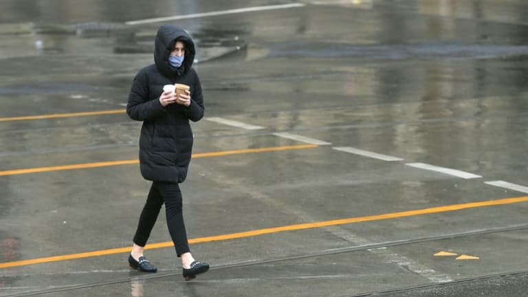 Une femme traverse une rue déserte dans le centre d'affaires de Melbourne en Australie le 19 août 2020 pendant l'épidémie de Covid-19 (photo d'illustration)
