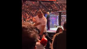 Une bagarre a éclaté entre Sean Strickland et Dricus Du Plessis à l'UFC 296 dans les gradins de la T-Mobile Arena de Las Vegas