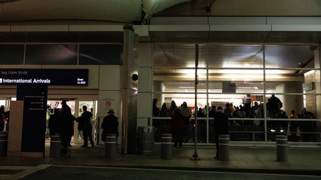 Des centaines de personnes sont bloqués dans les aéroports. 