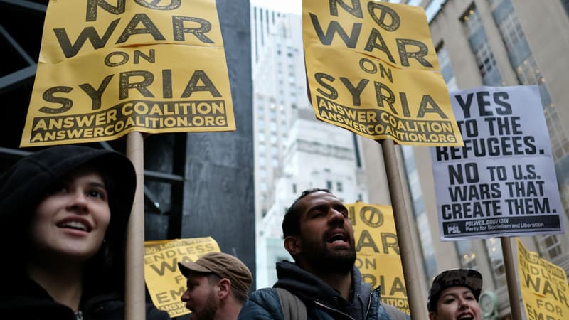 Une manifestation contre les frappes aériennes en Syrie à New York le 7 avril 2017