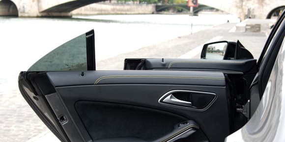 Les vitres disparaissent et laissent des portières dépourvues de cadre, comme sur un coupé. Les vitres disparaissent et laissent des portières dépourvues de cadre, comme sur un coupé.