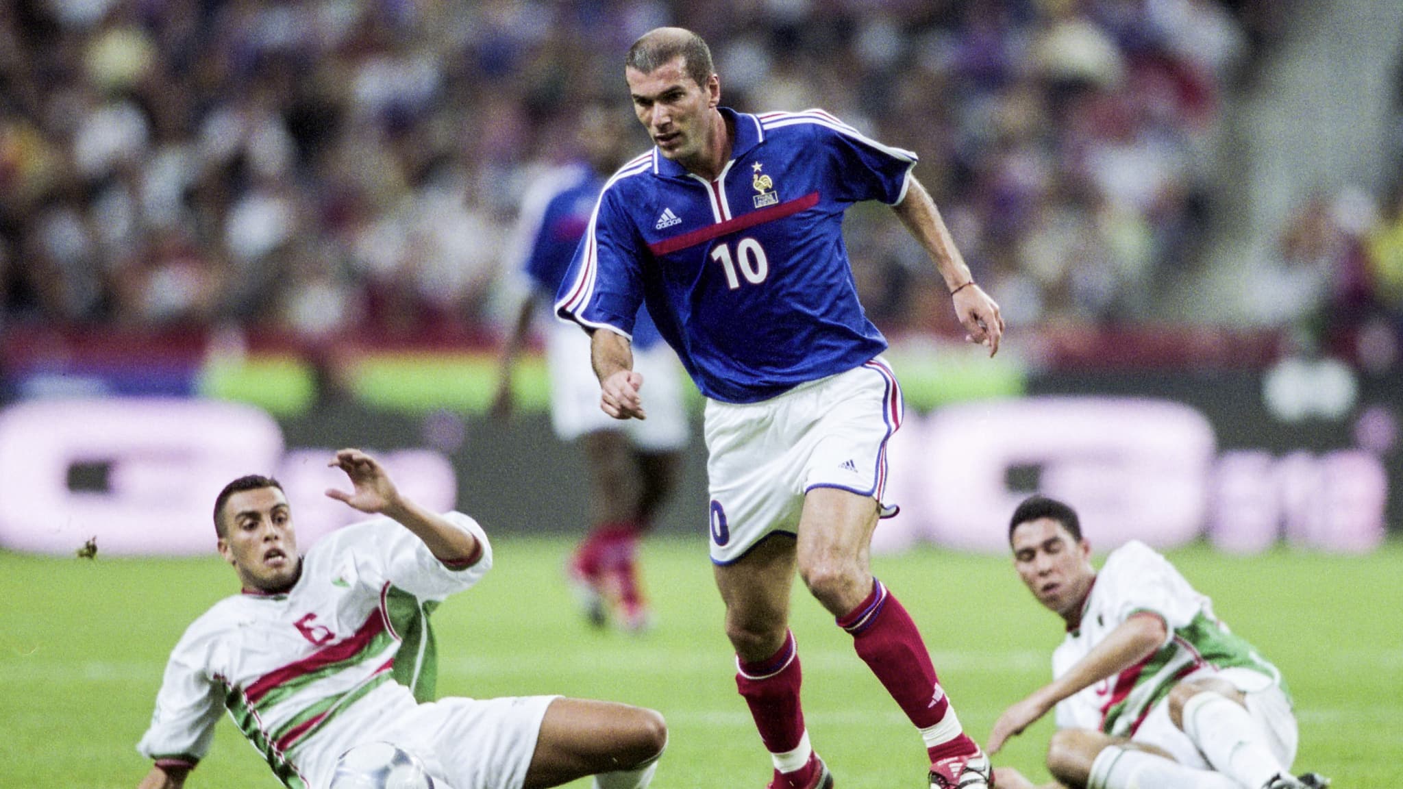 Zinédine Zidane lors du match amical France-Algérie, à Saint-Denis le 6 octobre 2001