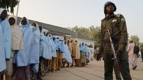 Un groupe de filles précédemment kidnappées dans leur pensionnat du nord du Nigéria arrive le 2 mars 2021 au Government House de Gusau, dans l'État de Zamfara, à leur libération.