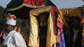 Un prêtre orthodoxe portant un tabot recouvert d'un tissu le 18 janvier 2007 à Addis-Abeba, en Éthiopie