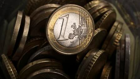 La France peine à définir une ligne claire sur les moyens d'assurer ses engagements de réduction des déficits face au net ralentissement de la croissance économique, revue à 1% pour 2012. /Photo d'archives/REUTERS/Kacper Pempel