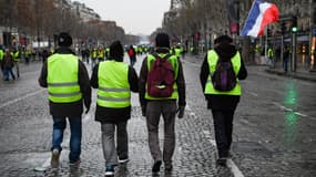 Des gilets jaunes manifestent sur les Champs-Elysées le 15 décembre 2018