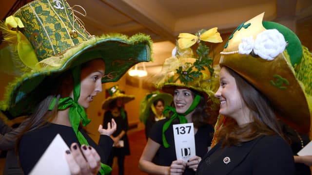 Des catherinettes au théâtre des Champs-Élysées à Paris en 2013 (image d'illustration)
