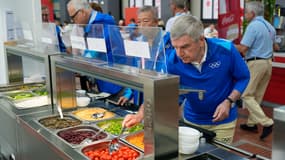 Le président du Thomas Bach à la cantine du village olympique 