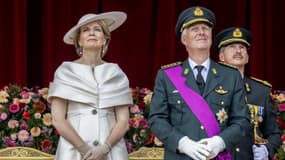 La reine Mathilde et le roi Philippe de Belgique, lors d'une parade à Bruxelles le 21 juillet 2024.