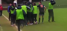 Il marque un coup-franc depuis son propre camp