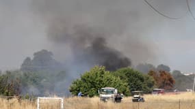 La lutte contre les incendies se poursuit près de Browns Valley Road et Bridge Lane, à Vacaville, en Californie, où un feu brun s'est déclaré le 2 juillet 2025.