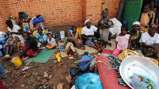 A Bangui, des familles ont trouvé refuge près de la cathédrale Saint Paul, le 7 décembre 2013.