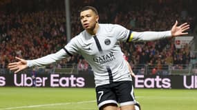 Kylian Mbappé célèbre un but avec le PSG en mars 2023